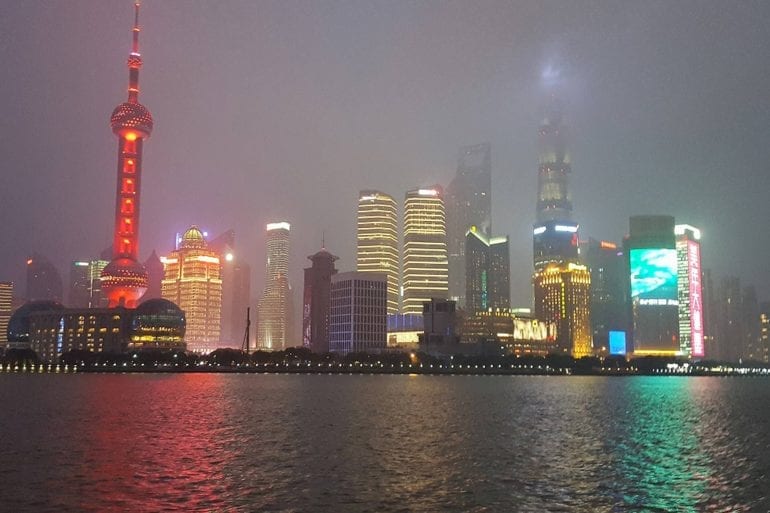 Skyline de Shanghái por la noche y Paseo en barco por la bahía