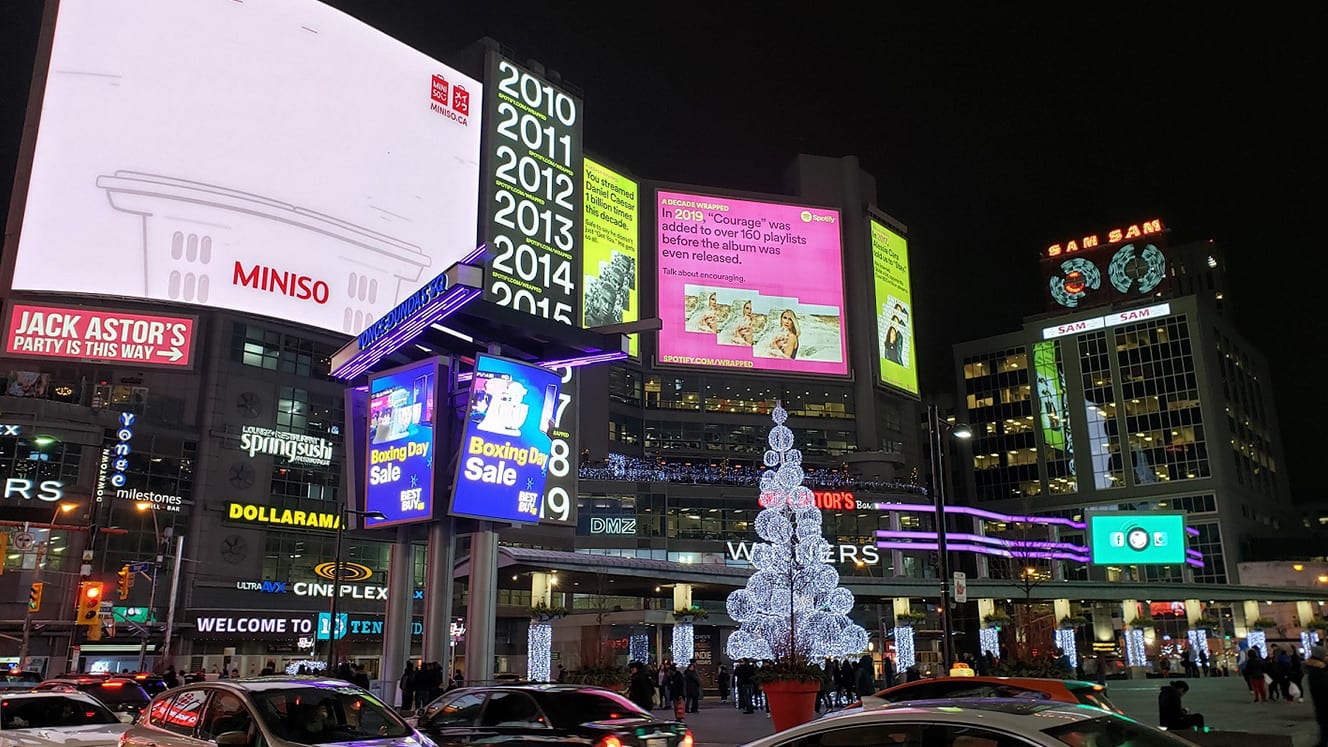 Yonge–Dundas Square… una plaza llena de luces y entretenimiento