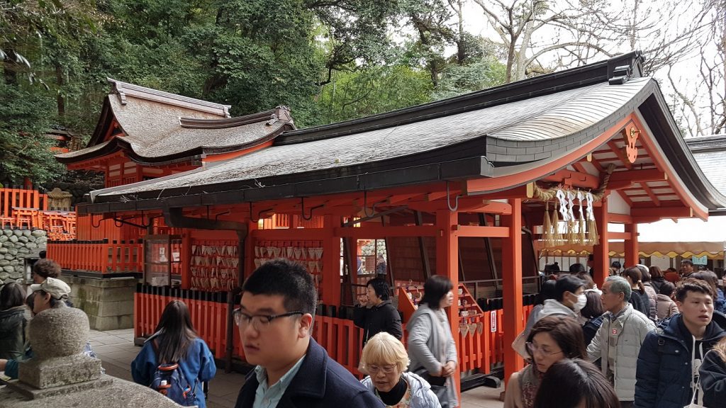 Fushimi Inari-taisha… Santuario famoso por sus 10,000 toriis rojos anaranjados 