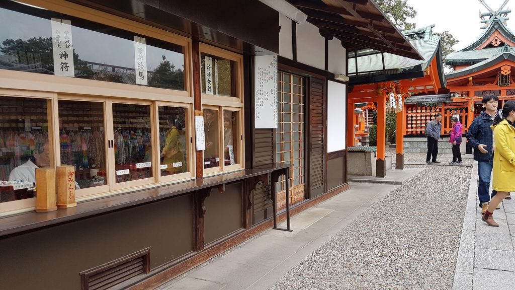 Fushimi Inari-taisha… Santuario famoso por sus 10,000 toriis rojos anaranjados 