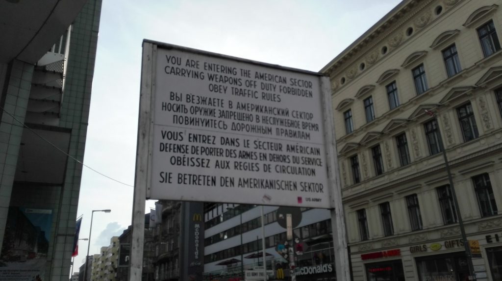 Checkpoint Charlie… el paso fronterizo más famoso de Berlín
