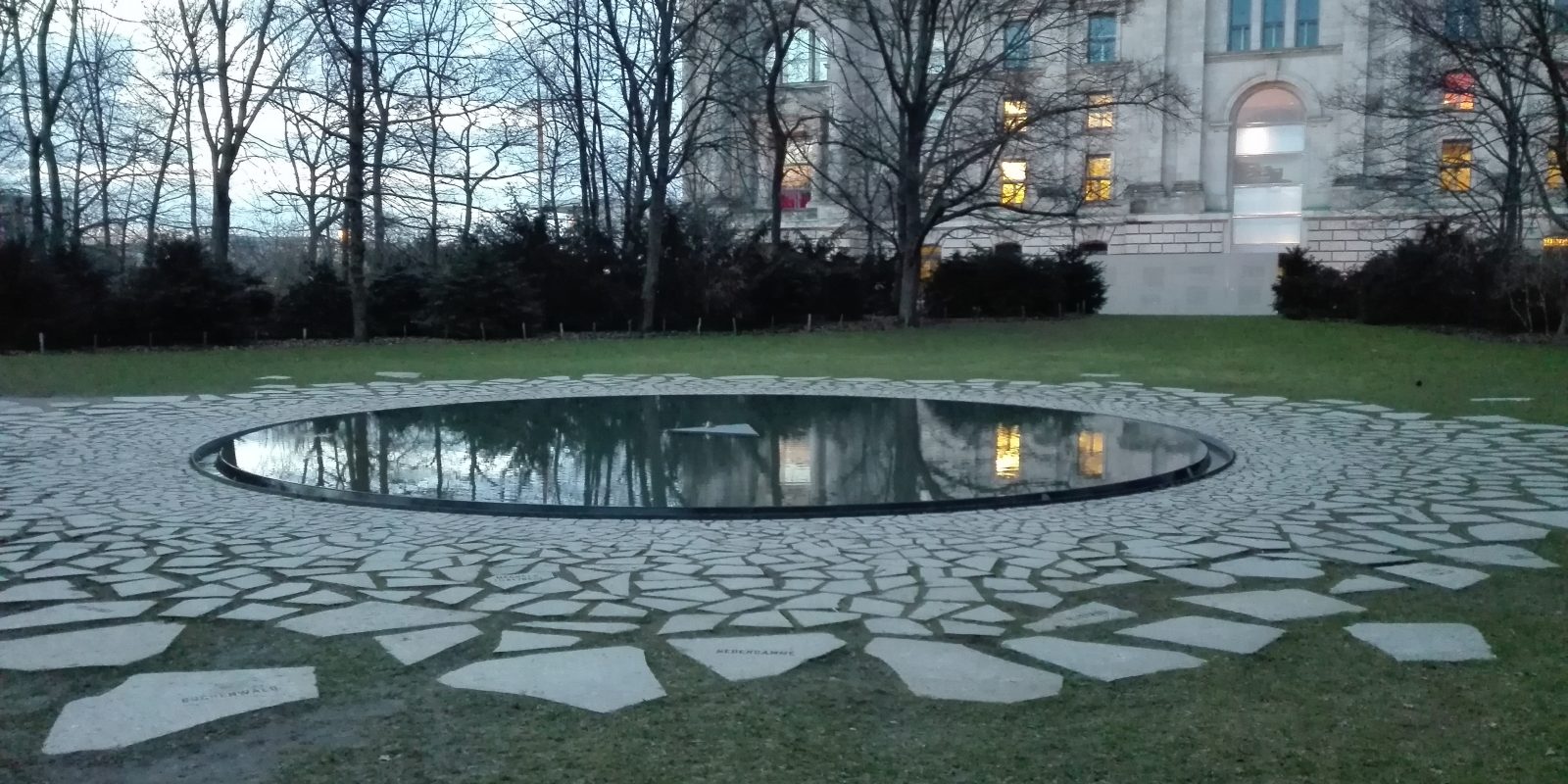Monumento a las víctimas gitanas… recordatorio del genocidio