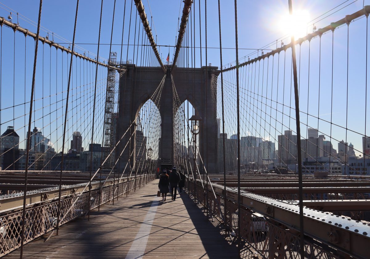 El Puente de Brooklyn… famoso por sus arcos de piedra, ícono neoyorquino