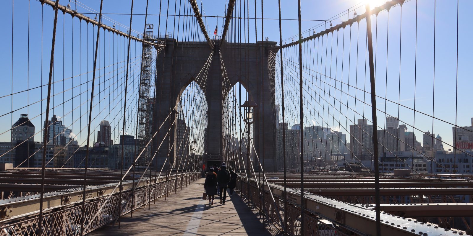 El Puente de Brooklyn… famoso por sus arcos de piedra, ícono neoyorquino
