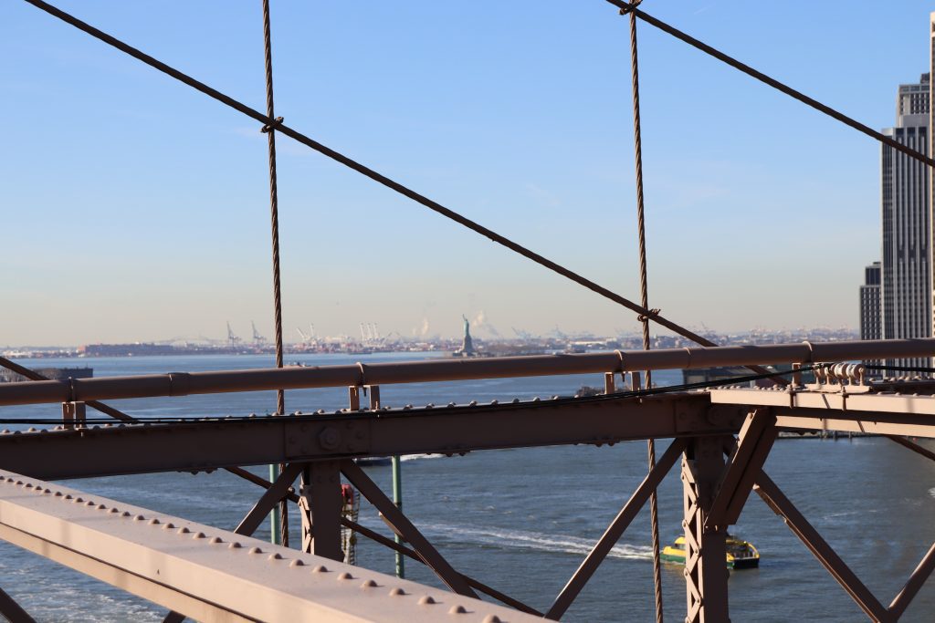El Puente de Brooklyn… famoso por sus arcos de piedra, ícono neoyorquino 