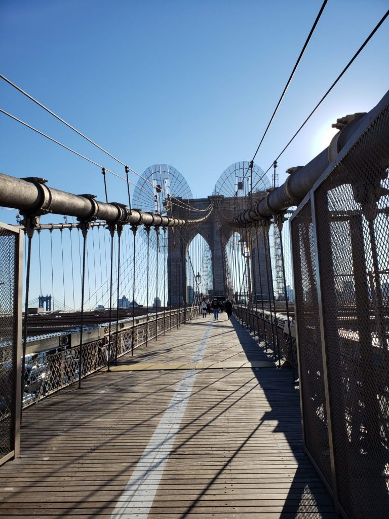 El Puente de Brooklyn… famoso por sus arcos de piedra, ícono neoyorquino 