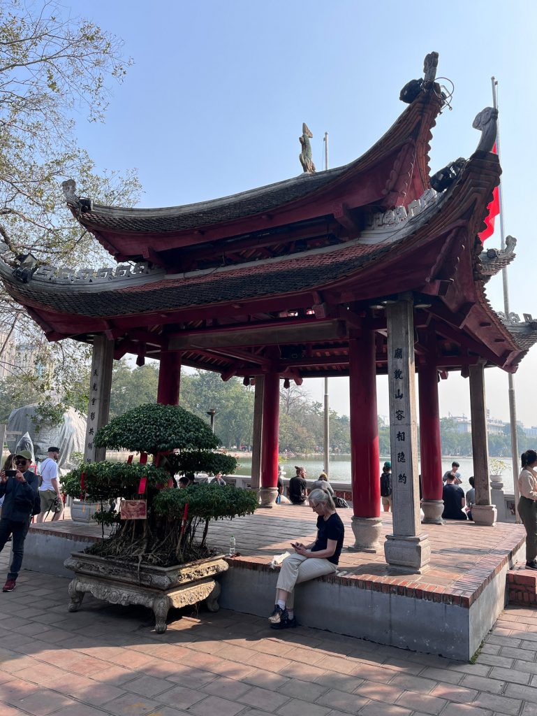 Templo Ngoc Son, el Lago Hoan Kiem y de paso el Templo de la Tortuga… paseo imperdible