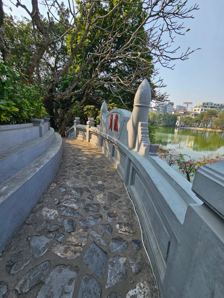 Templo Ngoc Son, el Lago Hoan Kiem y de paso el Templo de la Tortuga… paseo imperdible