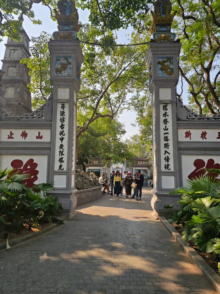 Templo Ngoc Son, el Lago Hoan Kiem y de paso el Templo de la Tortuga… paseo imperdible