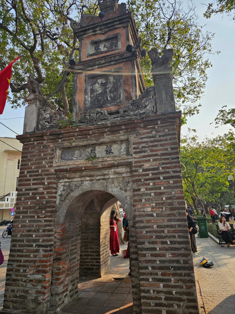Templo Ngoc Son, el Lago Hoan Kiem y de paso el Templo de la Tortuga… paseo imperdible