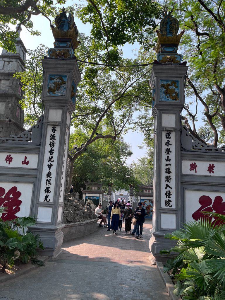 Templo Ngoc Son, el Lago Hoan Kiem y de paso el Templo de la Tortuga… paseo imperdible