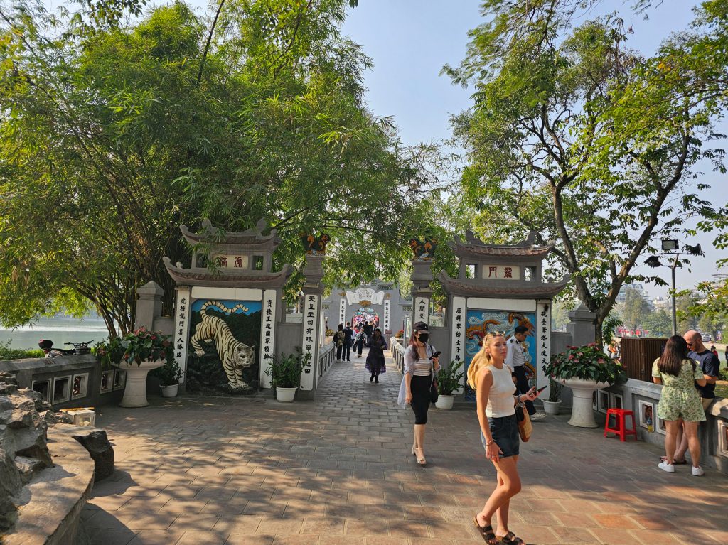 Templo Ngoc Son, el Lago Hoan Kiem y de paso el Templo de la Tortuga… paseo imperdible