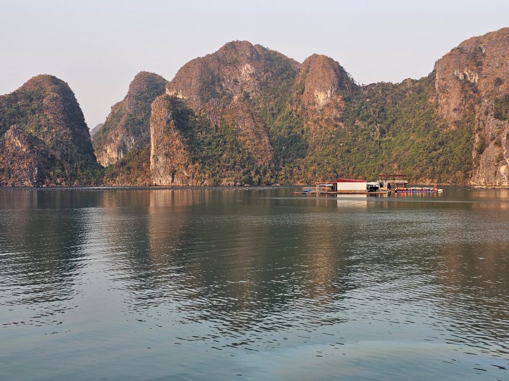 Cultivo de Perlas… granja flotante en Halong