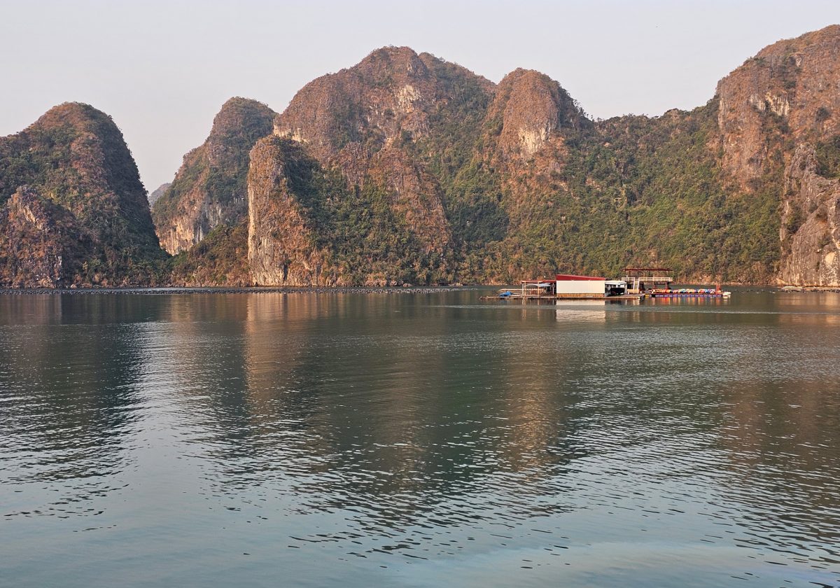 Cultivo de Perlas… granja flotante en Halong