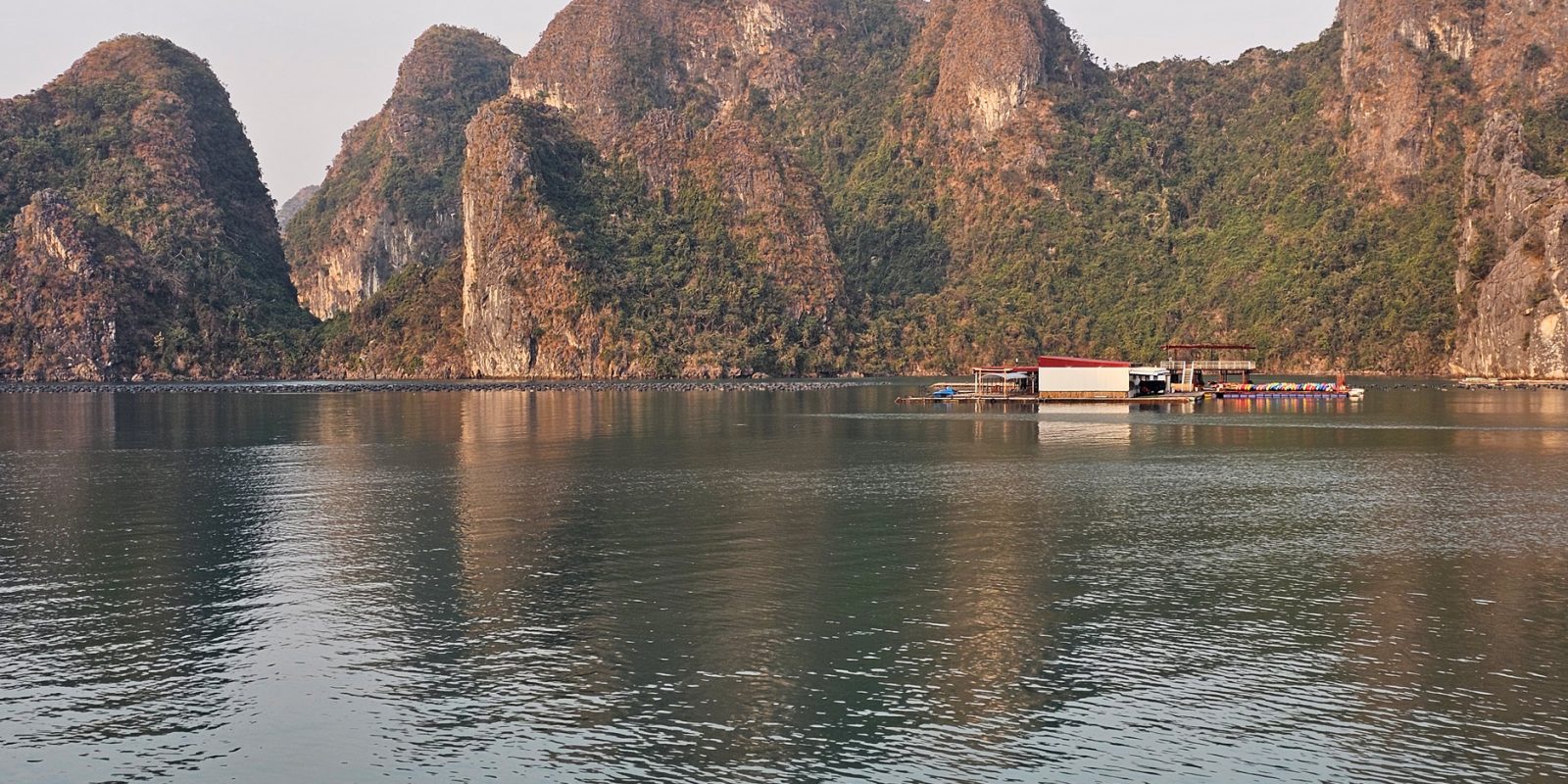 Cultivo de Perlas… granja flotante en Halong