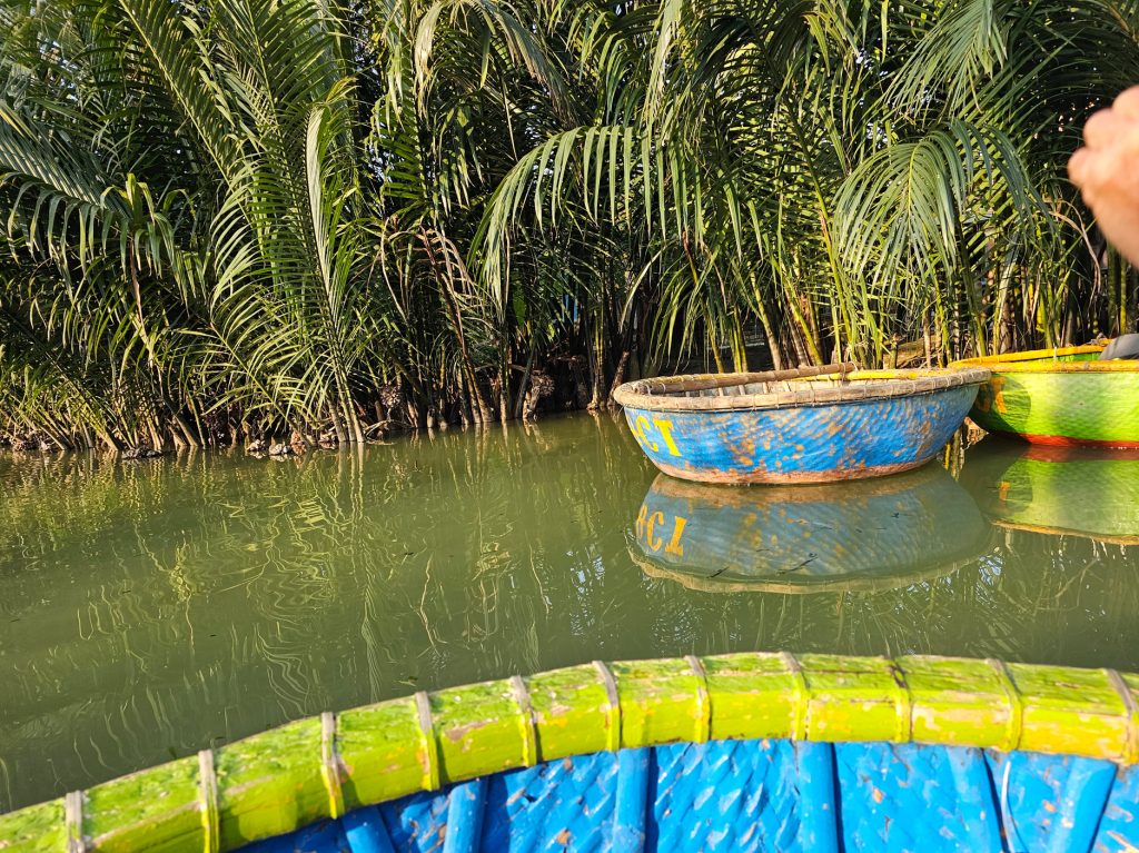 Barcas redondas… paseo por los cocoteros