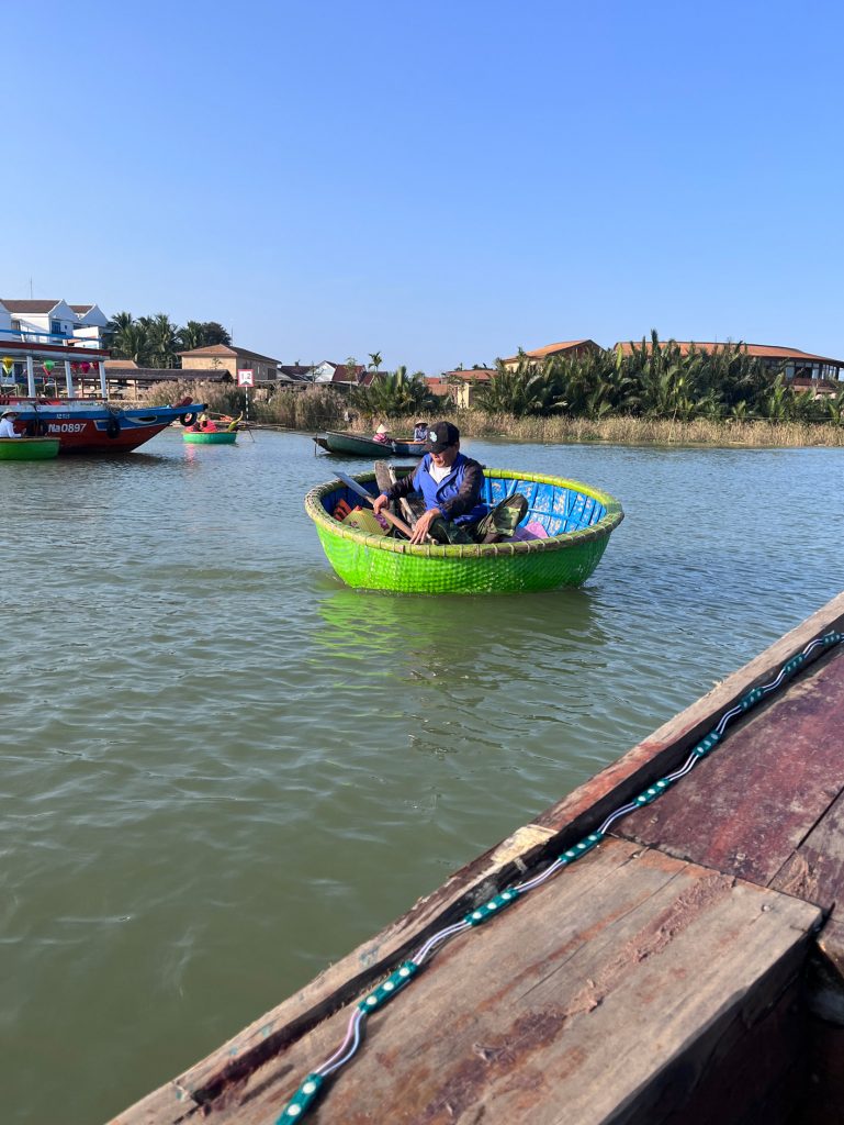 Barcas redondas… paseo por los cocoteros
