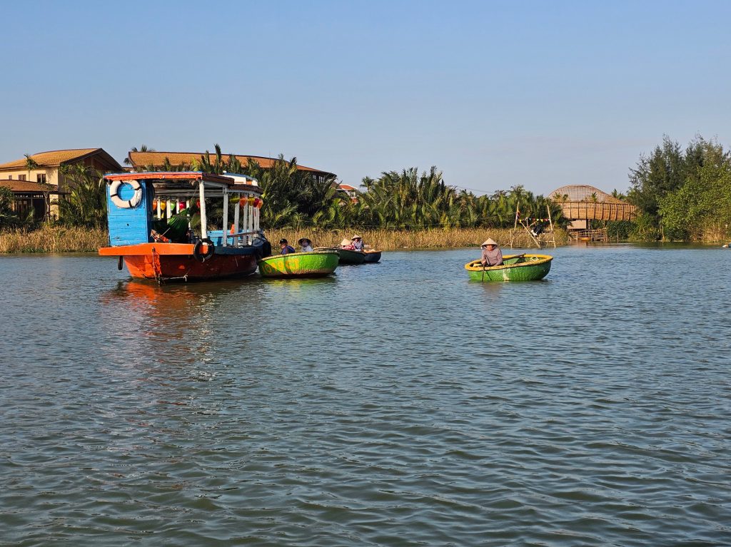 Barcas redondas… paseo por los cocoteros