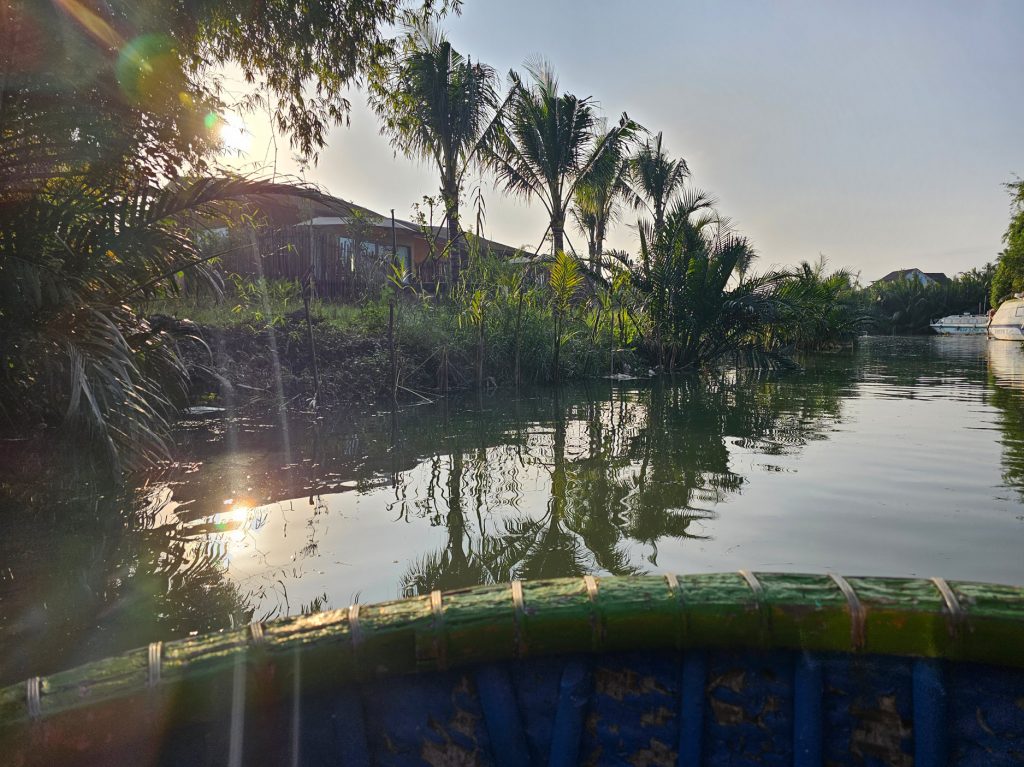 Barcas redondas… paseo por los cocoteros