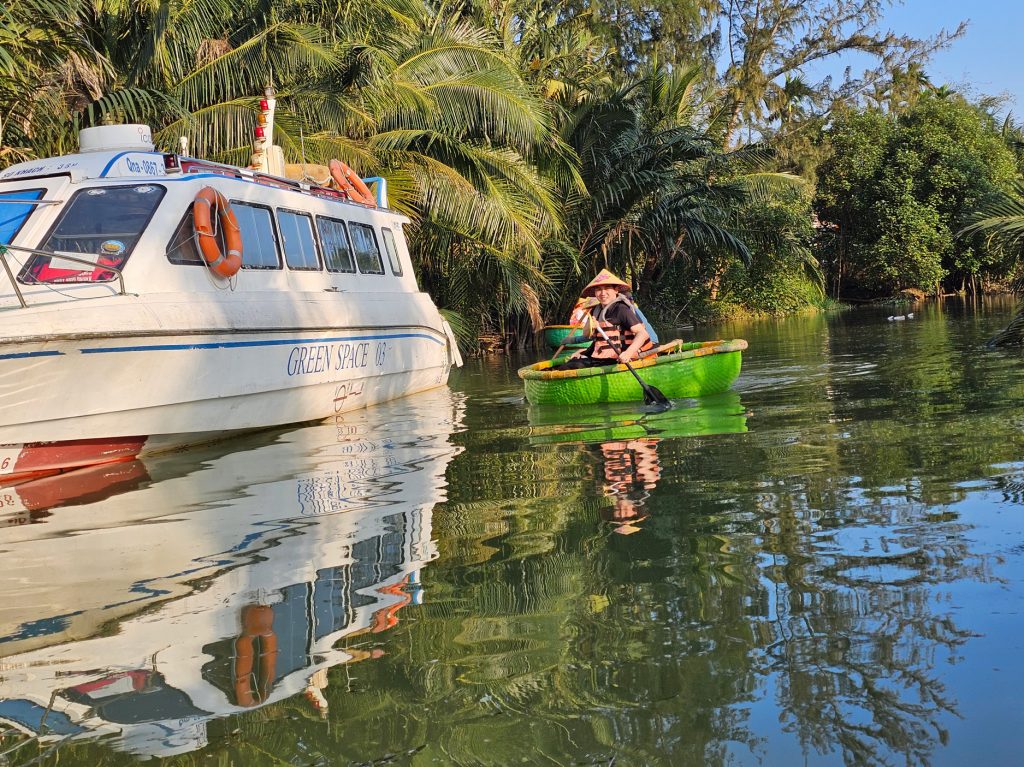 Barcas redondas… paseo por los cocoteros