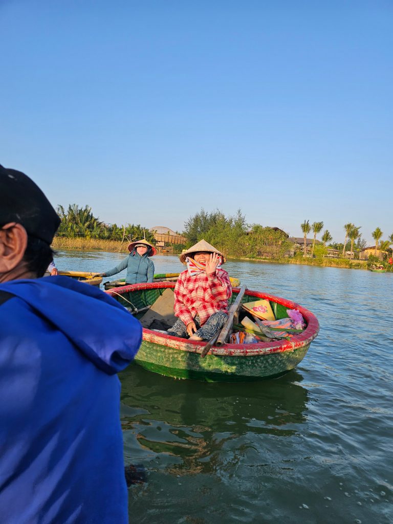 Barcas redondas… paseo por los cocoteros