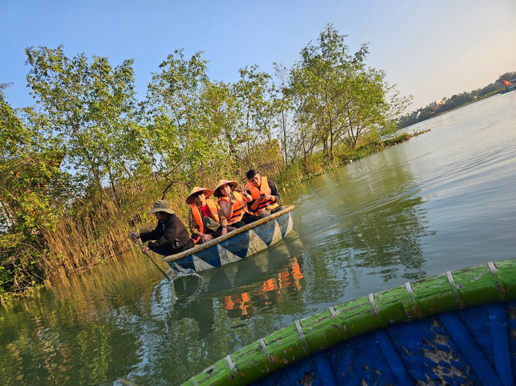 Barcas redondas… paseo por los cocoteros