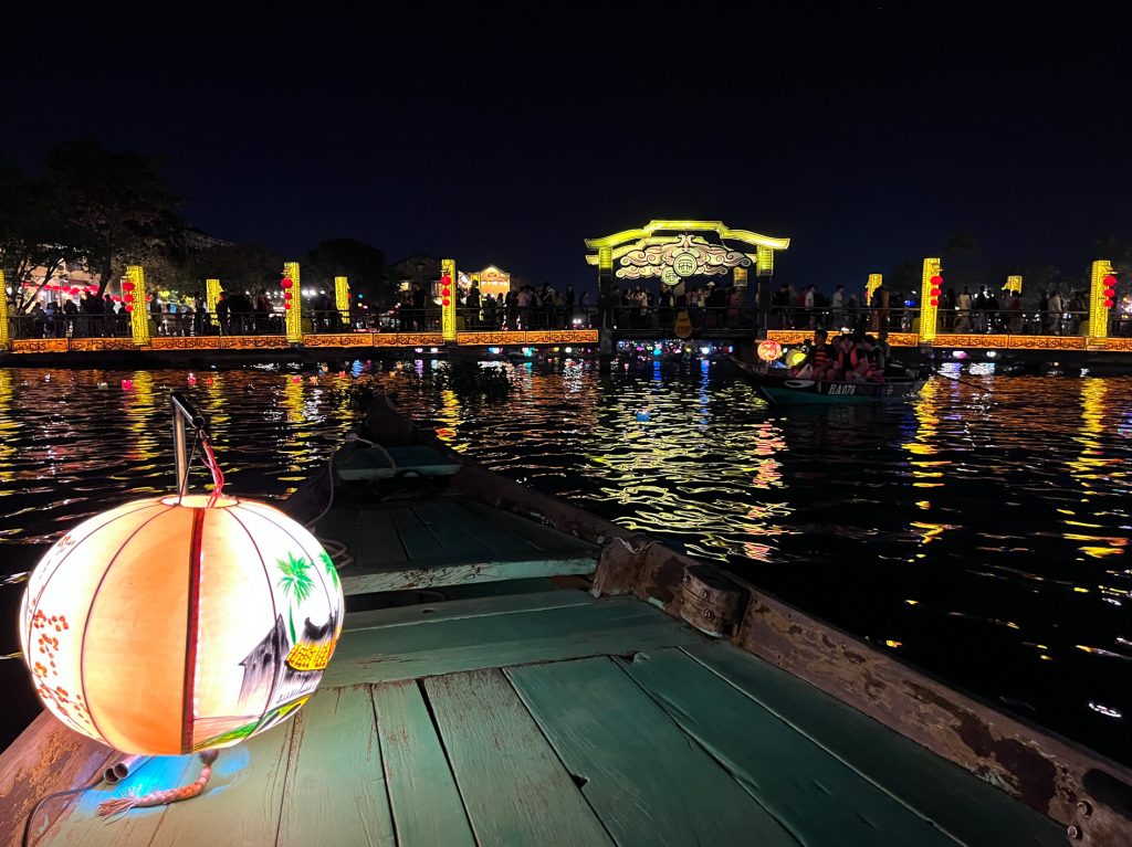 Paseo por el río Thu Bon… encendido de farolillos