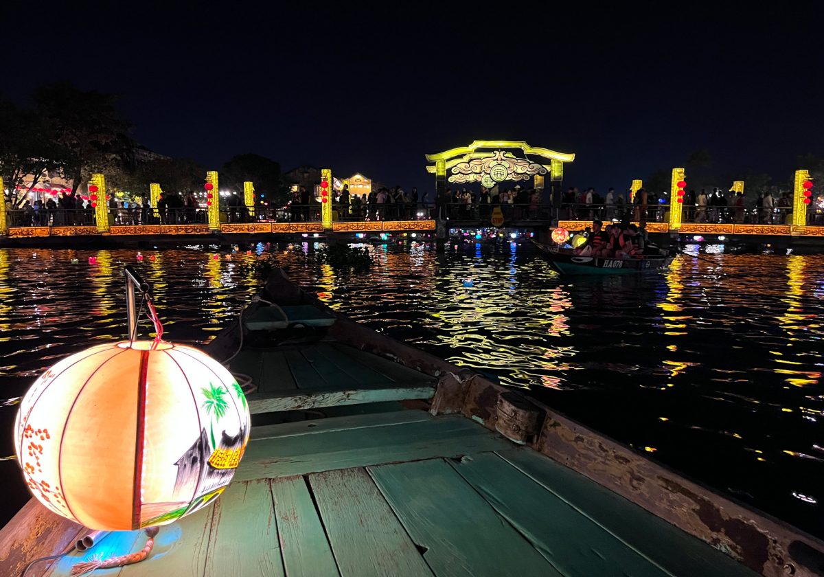 Paseo por el río Thu Bon… encendido de farolillos