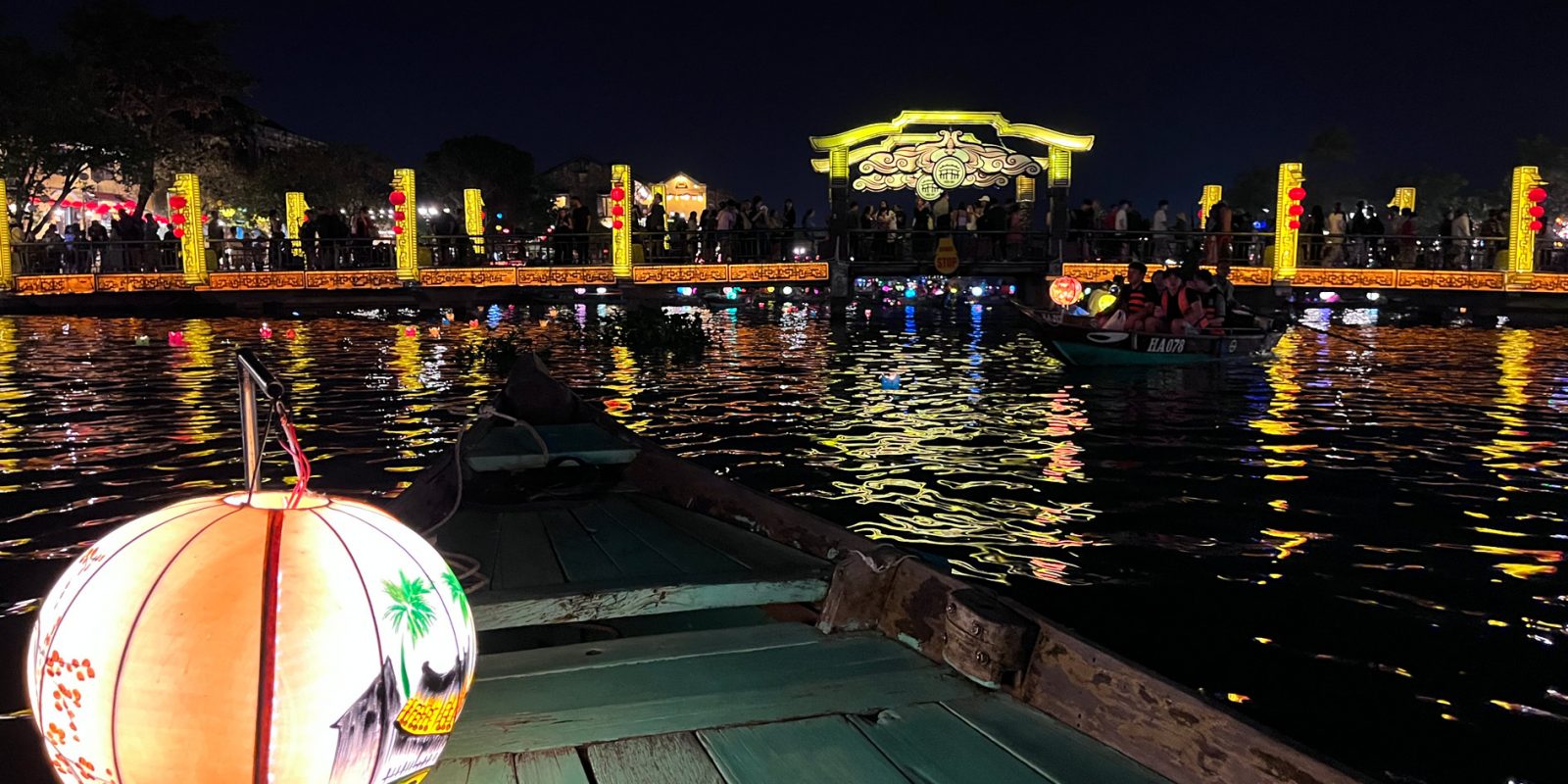 Paseo por el río Thu Bon… encendido de farolillos