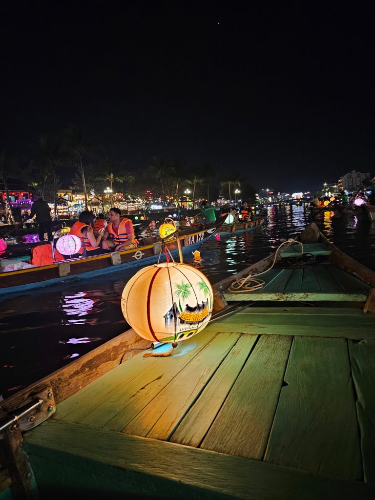 Paseo por el río Thu Bon… encendido de farolillos
