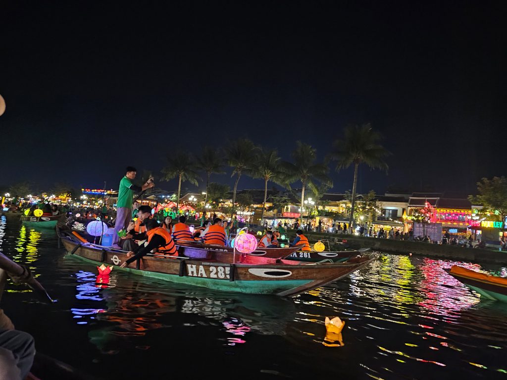Paseo por el río Thu Bon… encendido de farolillos