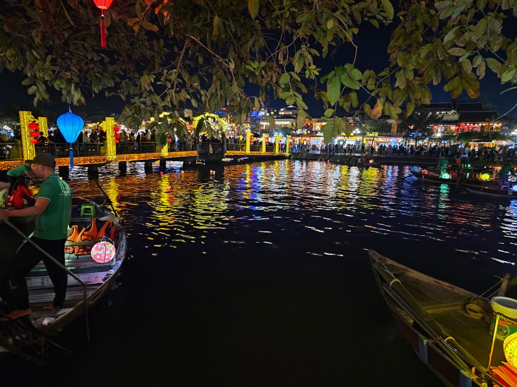 Paseo por el río Thu Bon… encendido de farolillos