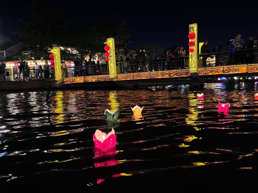 Paseo por el río Thu Bon… encendido de farolillos