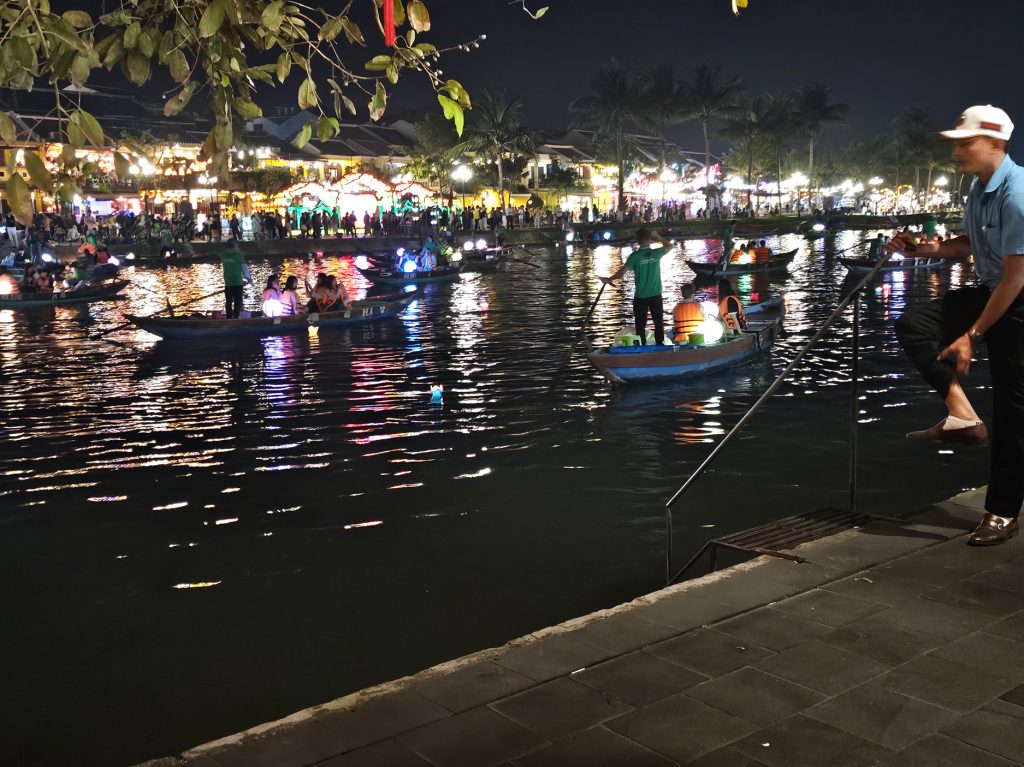 Paseo por el río Thu Bon… encendido de farolillos