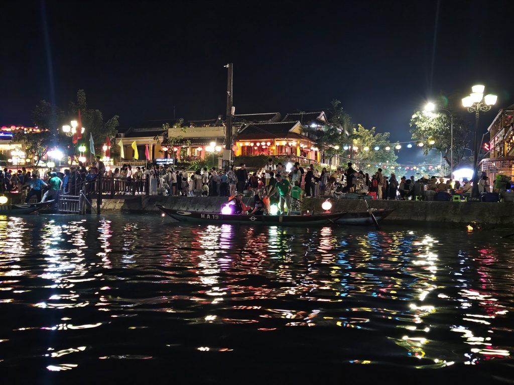 Paseo por el río Thu Bon… encendido de farolillos