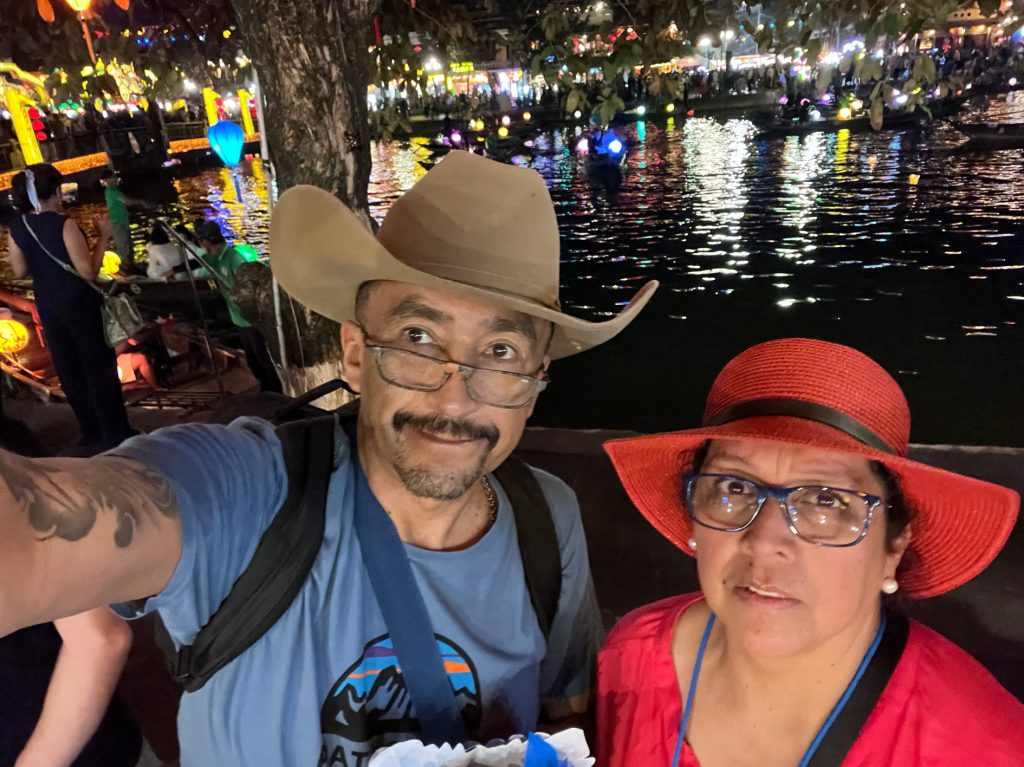 Paseo por el río Thu Bon… encendido de farolillos