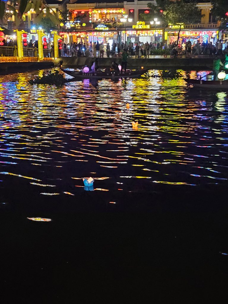 Paseo por el río Thu Bon… encendido de farolillos