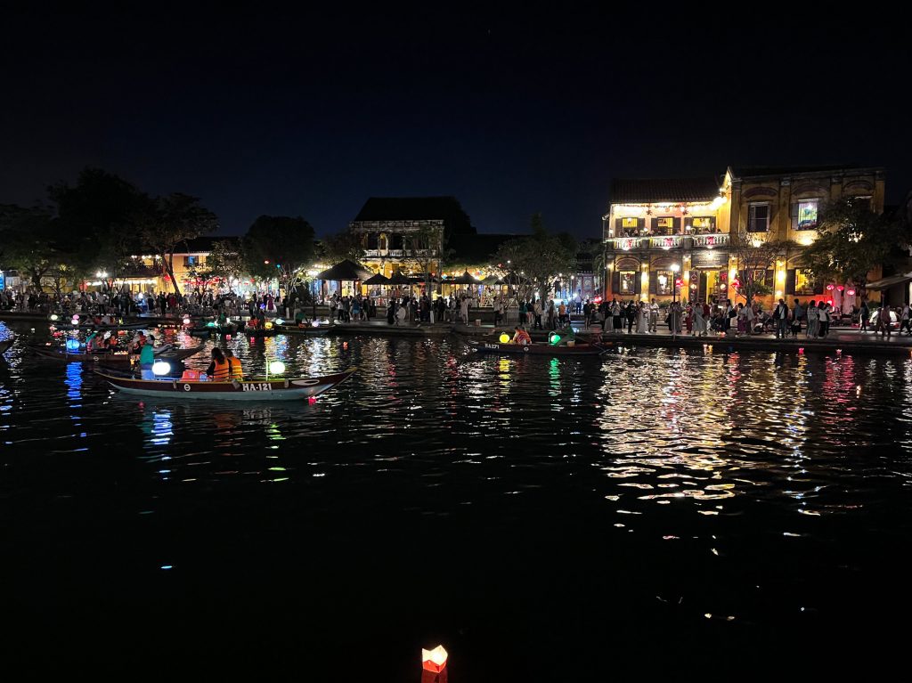 Paseo por el río Thu Bon… encendido de farolillos