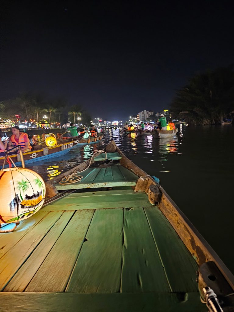 Paseo por el río Thu Bon… encendido de farolillos
