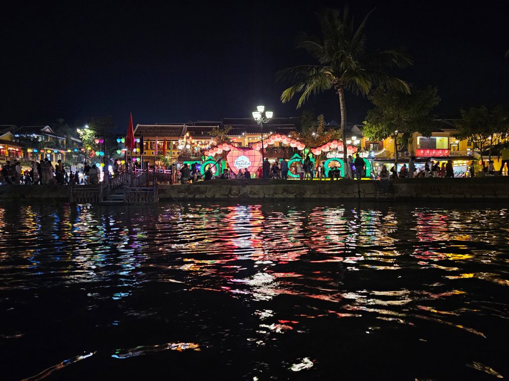 Paseo por el río Thu Bon… encendido de farolillos