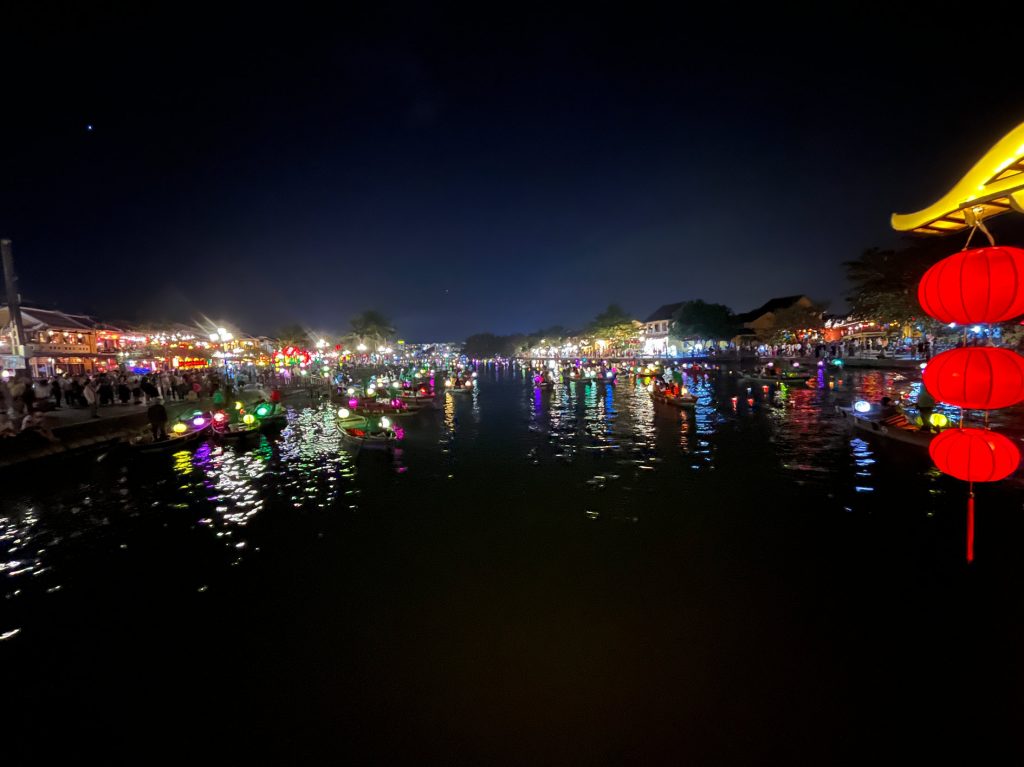 Paseo por el río Thu Bon… encendido de farolillos