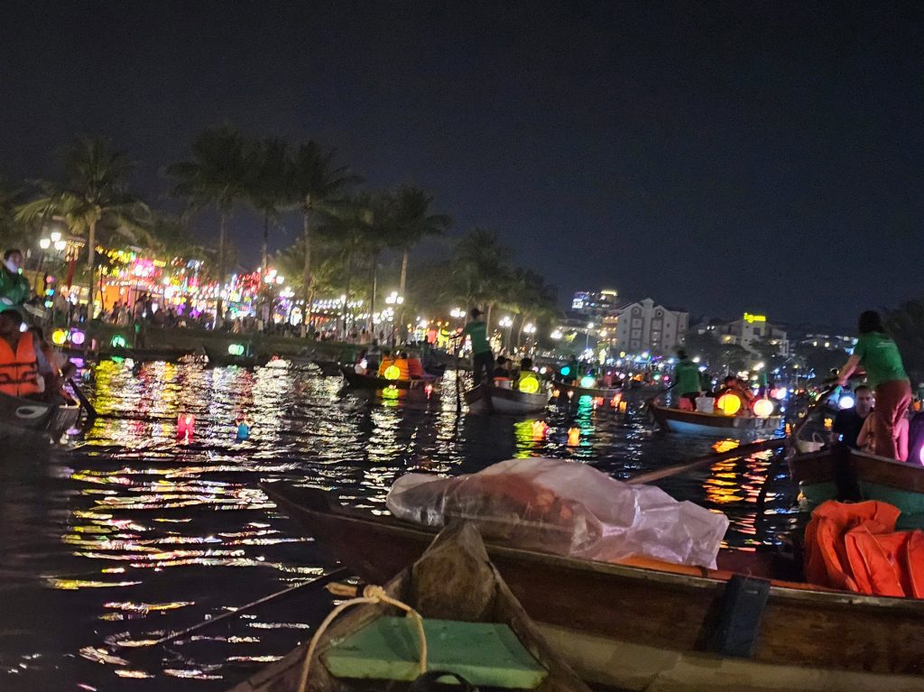 Paseo por el río Thu Bon… encendido de farolillos