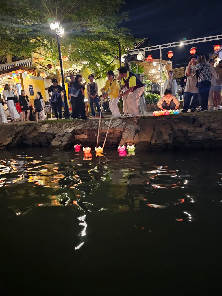 Paseo por el río Thu Bon… encendido de farolillos