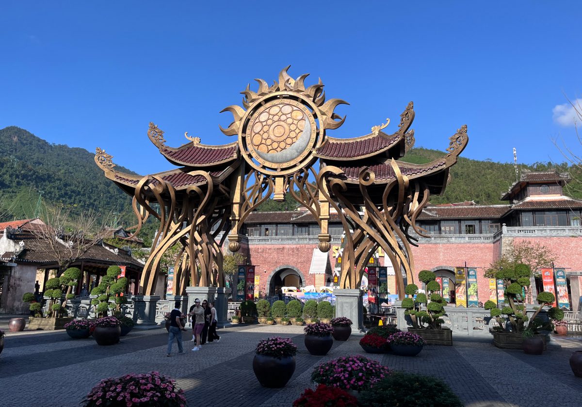 Sun World en Ba Na Hills y El Puente de las Manos “Golden Bridge”… espectacular parque temático
