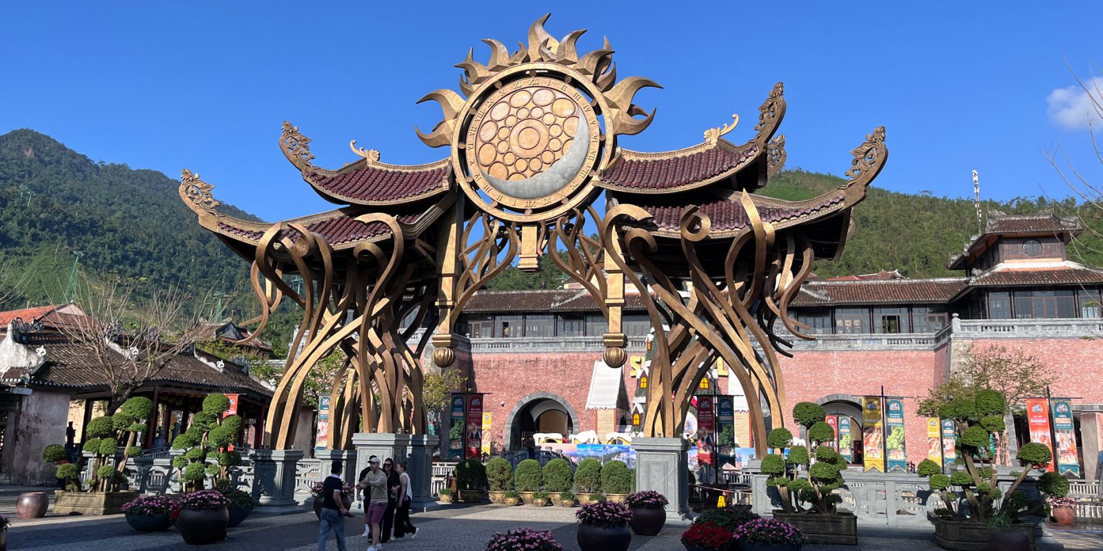 Sun World en Ba Na Hills y El Puente de las Manos “Golden Bridge”… espectacular parque temático