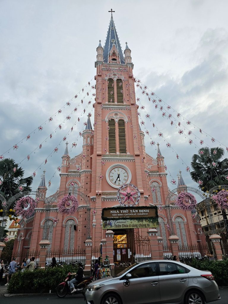 La Iglesia Tan Dinh… la Iglesia Rosa