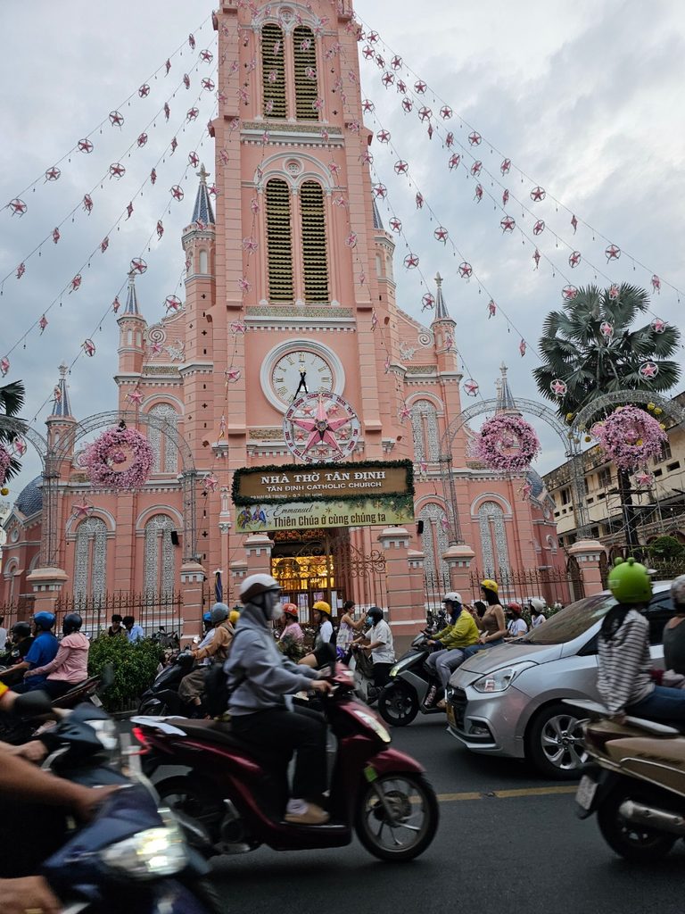 La Iglesia Tan Dinh… la Iglesia Rosa